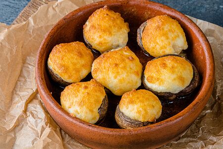 Шампиньоны с сыром сулугуни 