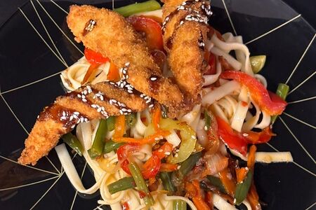 Хрустящая курочка в соусе сладкий чили с лапшой удон