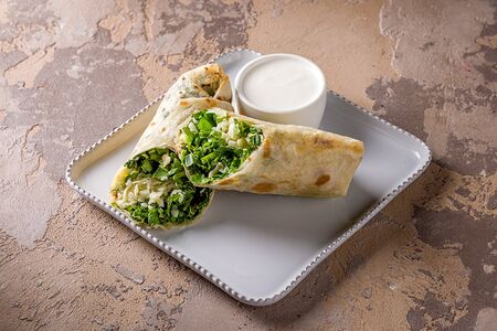 Ролл дурмак с зеленью и сулугуни в лаваше