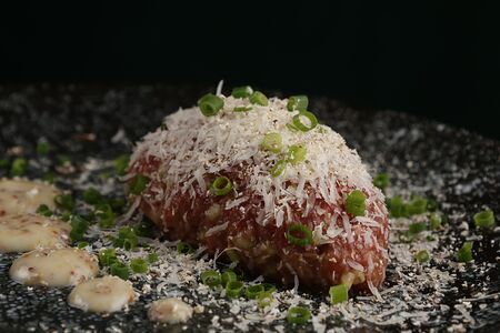 Тартар из говядины с горчичным айоли и древесными грибами