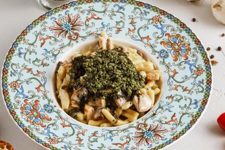 Казаречче с курицей и грибами в соусе песто