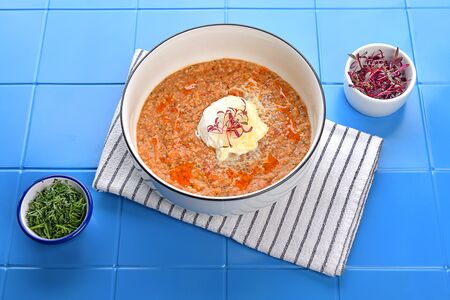 Каша томатная с яйцом пашот