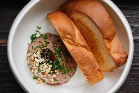 Куриный паштет, бриошь и соус из сливы