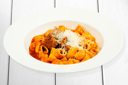 Ригатони с говядиной в томатном соусе