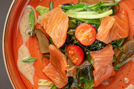 Салат Чукка с лососем и шиитаке