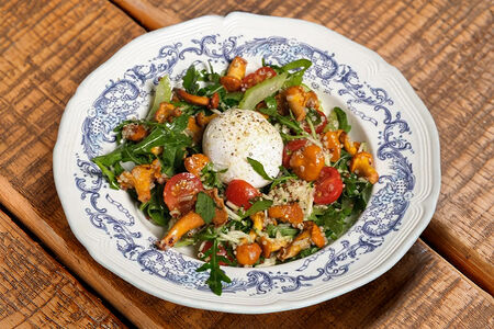 Летний салат с лисичками и киноа