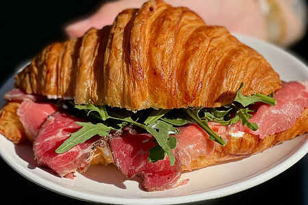 Круассан с пастрами