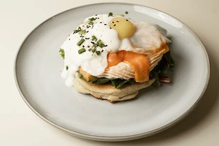 Оладушек с лососем и яйцом