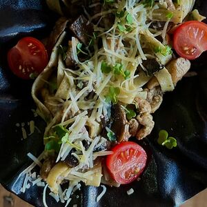 Феттучини с курицей грибами и песто