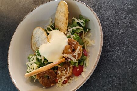 Салат Цезарь с креветками