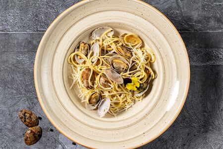 Спагетти с вонголе и пармезаном