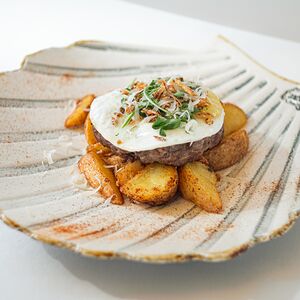 Бифштекс с яйцом и кртофельными дольками