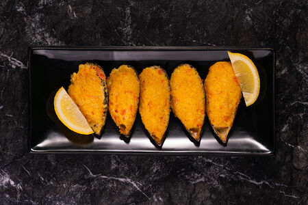 Мидии запеченные с соусом мида