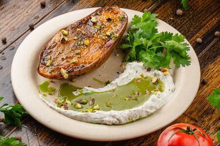 Запеченый батат с лабне