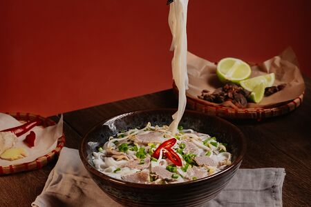 Суп с рисовой лапшой Фо на говяжьем бульоне