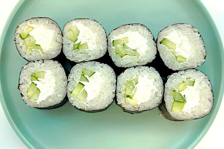 Ролл с огурцом и сливочным сыром