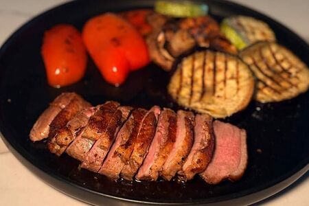 Утинная грудка с брусничным соусом и овощами на грилле