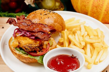 Бургер с говяжьей котлетой и беконом