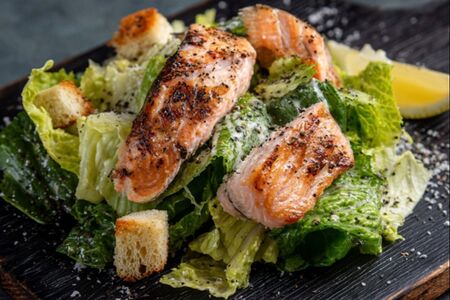 Салат Цезарь с лососем