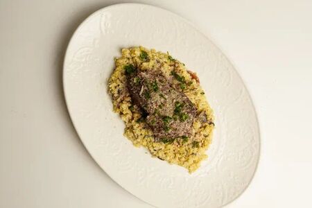 Томленые говяжьи щечки с ризотто из булгура с шампиньонами