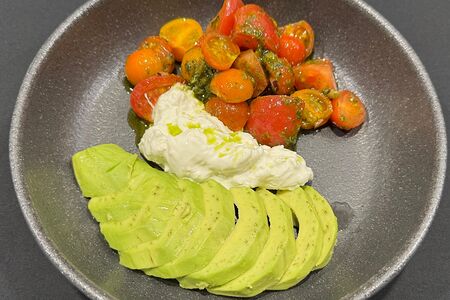 Страчателла, авокадо, чатни из томатов