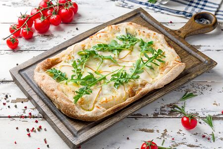 Римская пицца с грушей и горгонзолой