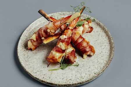 Креветки на шпажках с панчеттой и пармезаном