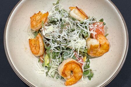 Креветки, авокадо, руккола, помидоры, ореховая заправка