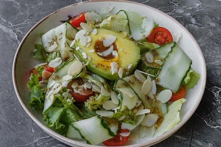 Большой зелёный салат с авокадо