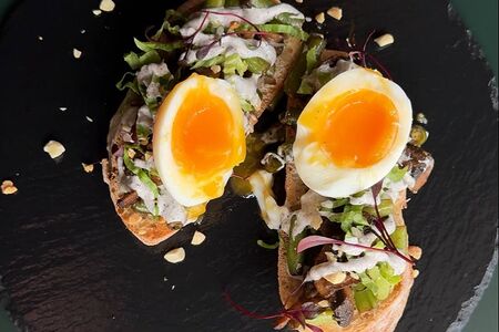 Брускетта со стручковой фасолью, грибами