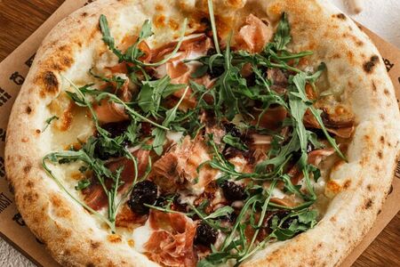 Пицца с прошуто, сыром страчателла и малиной