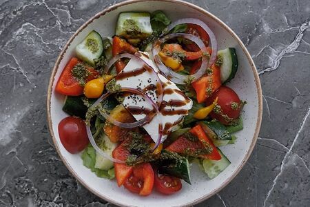 Греческий с гигантскими маслинами и соусом песто