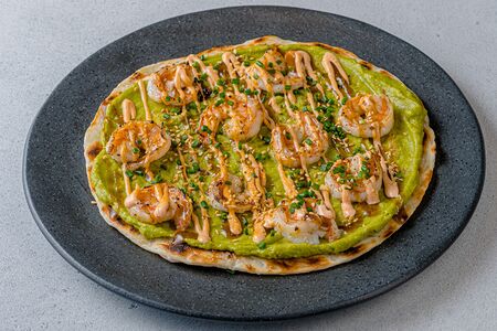 Роти с креветкой и авокадо