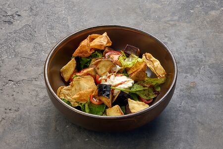 Салат с хрустящими баклажанами и страчателлой