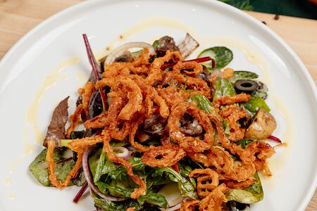 Теплый салат с жареной говядиной 