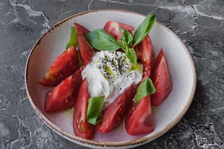 Салат с розовыми томатами и сыром Страчателла