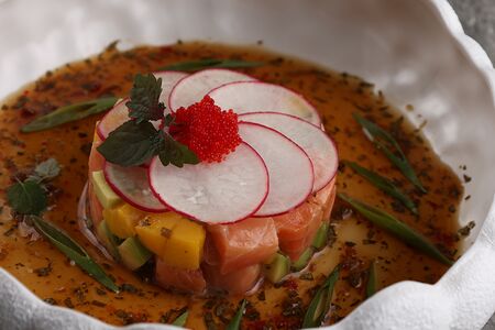 Лосось с манго и авокадо