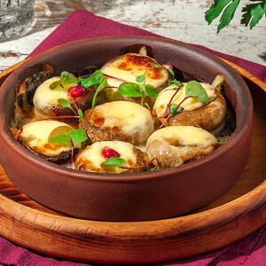 Жареные грибы под сыром сулугуни