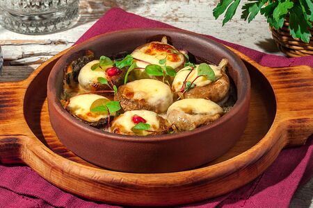 Жареные грибы под сыром сулугуни