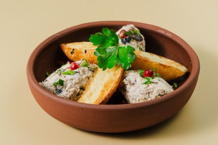 Салат с курицей, черносливом и грецким орехом