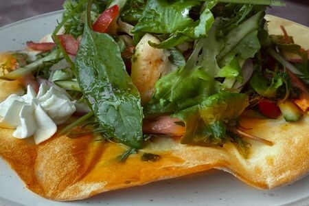 Салат на хрустящей лепешке