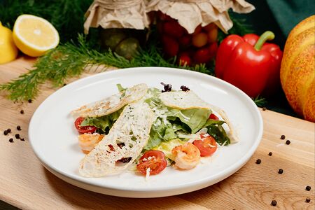 Салат с креветками и соусом Цезарь