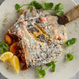 Камбала с картофелем и сливочным соусом