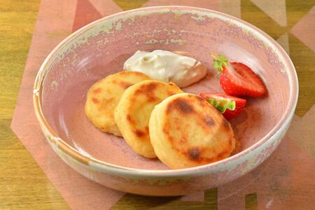 Сырники из рикотты со сметаной