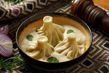 Хинкали в сливочном соусе из копченого сулугуни