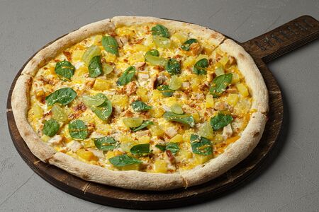 Пицца с подкопченной курицей и ананасами