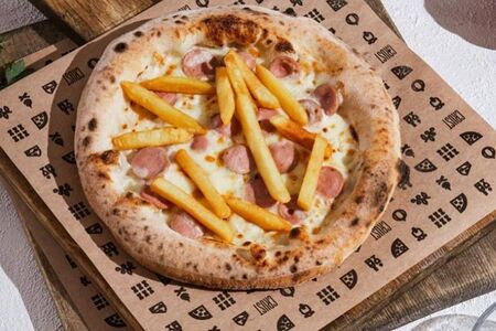 Пицца с картошкой фри и сосисками