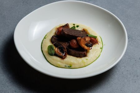 Щечки телячьи, томленные с пюре