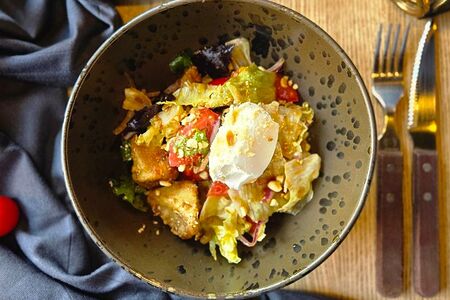 Теплый салат с хрустящими баклажанами