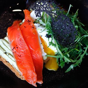 Тост с лососем, кремом из авокадо, руколой и 2 яйцами пашот